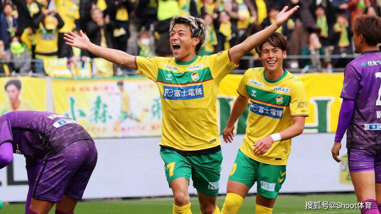 爱游戏官方-足球比拼燃起热潮，球队实力逐渐显现的简单介绍