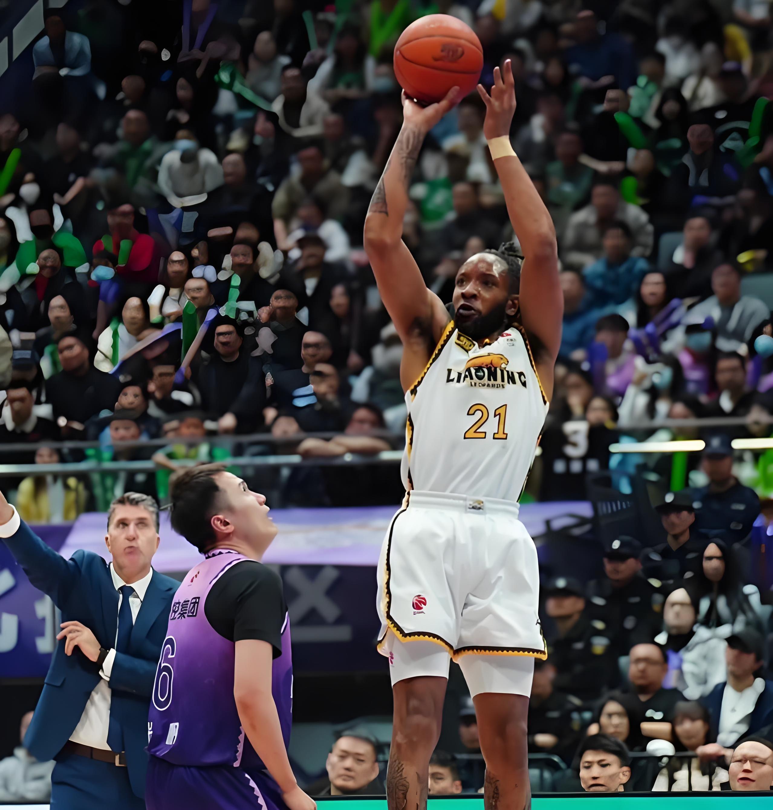 篮球比赛激烈进行，球队拼尽全力争取胜利