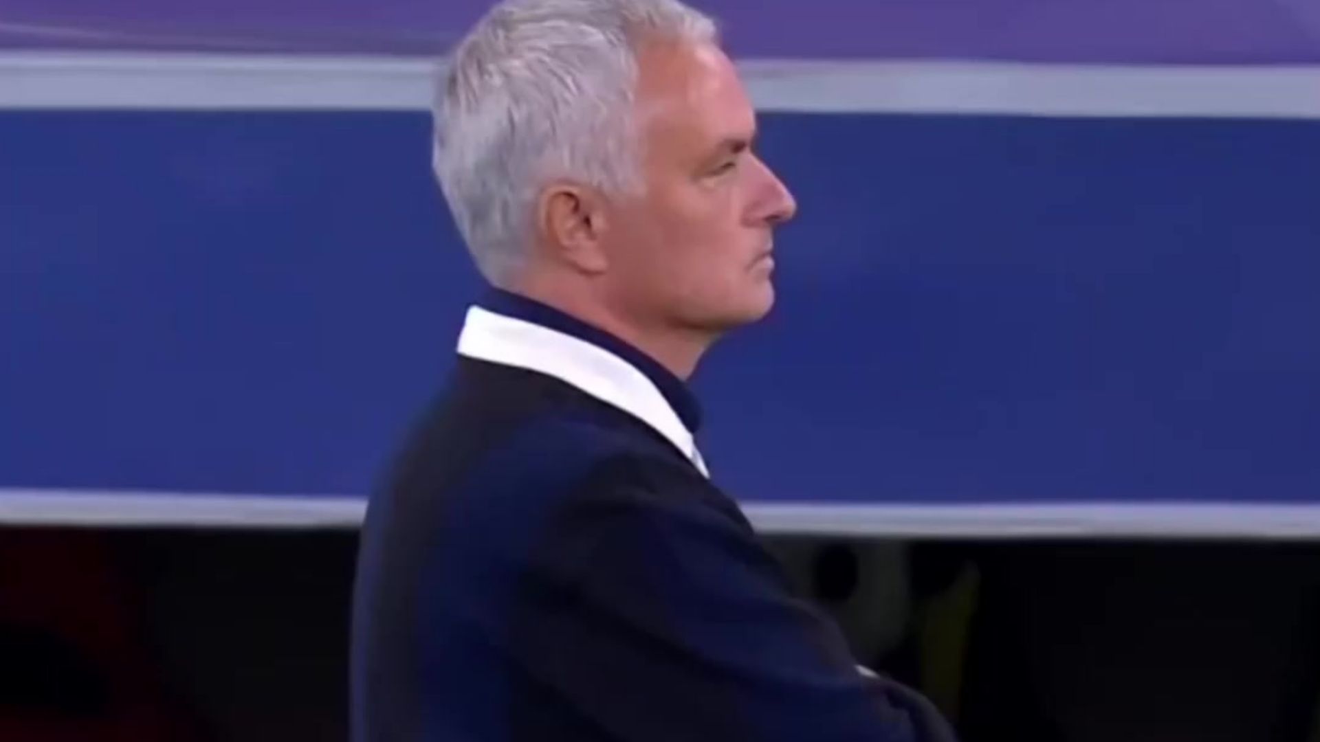 包含英超球队遭遇连败危机，主帅面临下课风险的词条