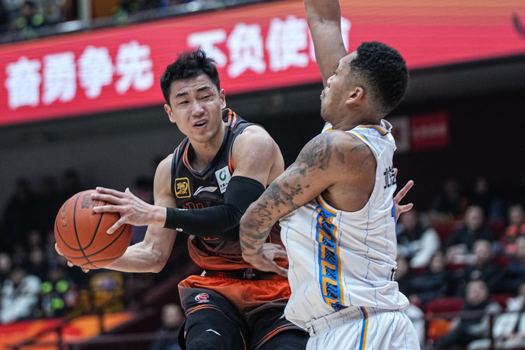 包含鲁能后卫关键失误，导致球队遭遇惨败的词条