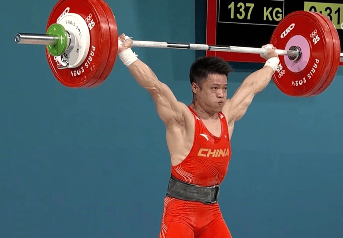 举重比赛场面激烈，中国选手刷新纪录再获冠军