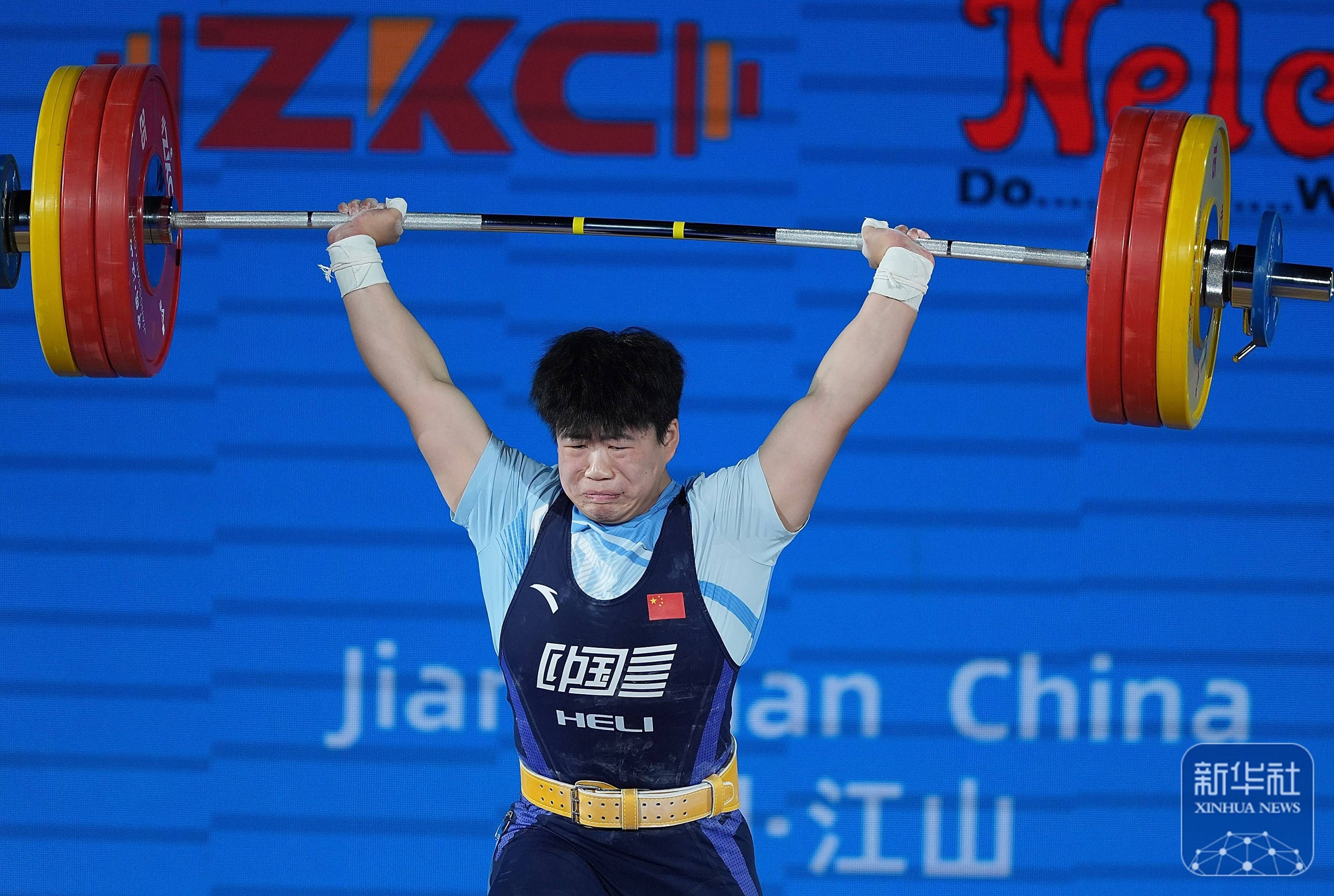 举重比赛场面激烈，中国选手刷新纪录再获冠军