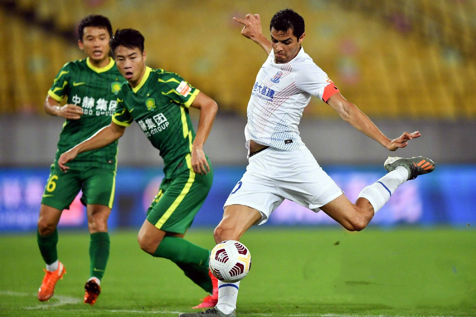 爱游戏官方-河南队状态回勇，逆袭对手获得比赛胜利