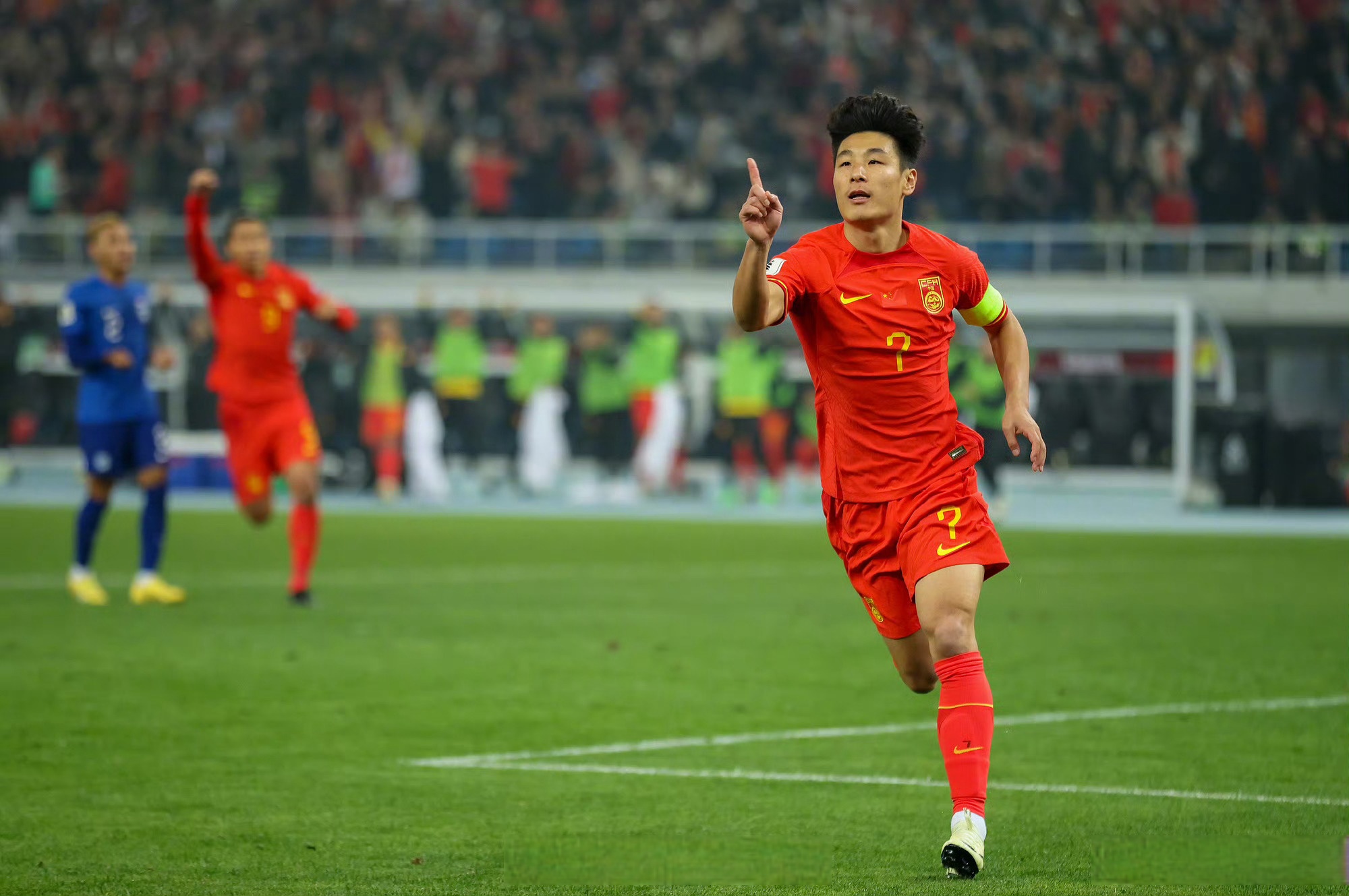 爱游戏-包含足坛新秀崭露头角，成为球队一大亮点的词条