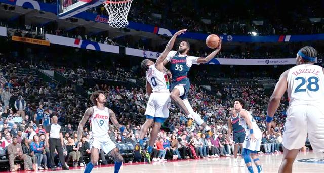 爱游戏娱乐-快船队老将现身抢镜，逆转击败76人队