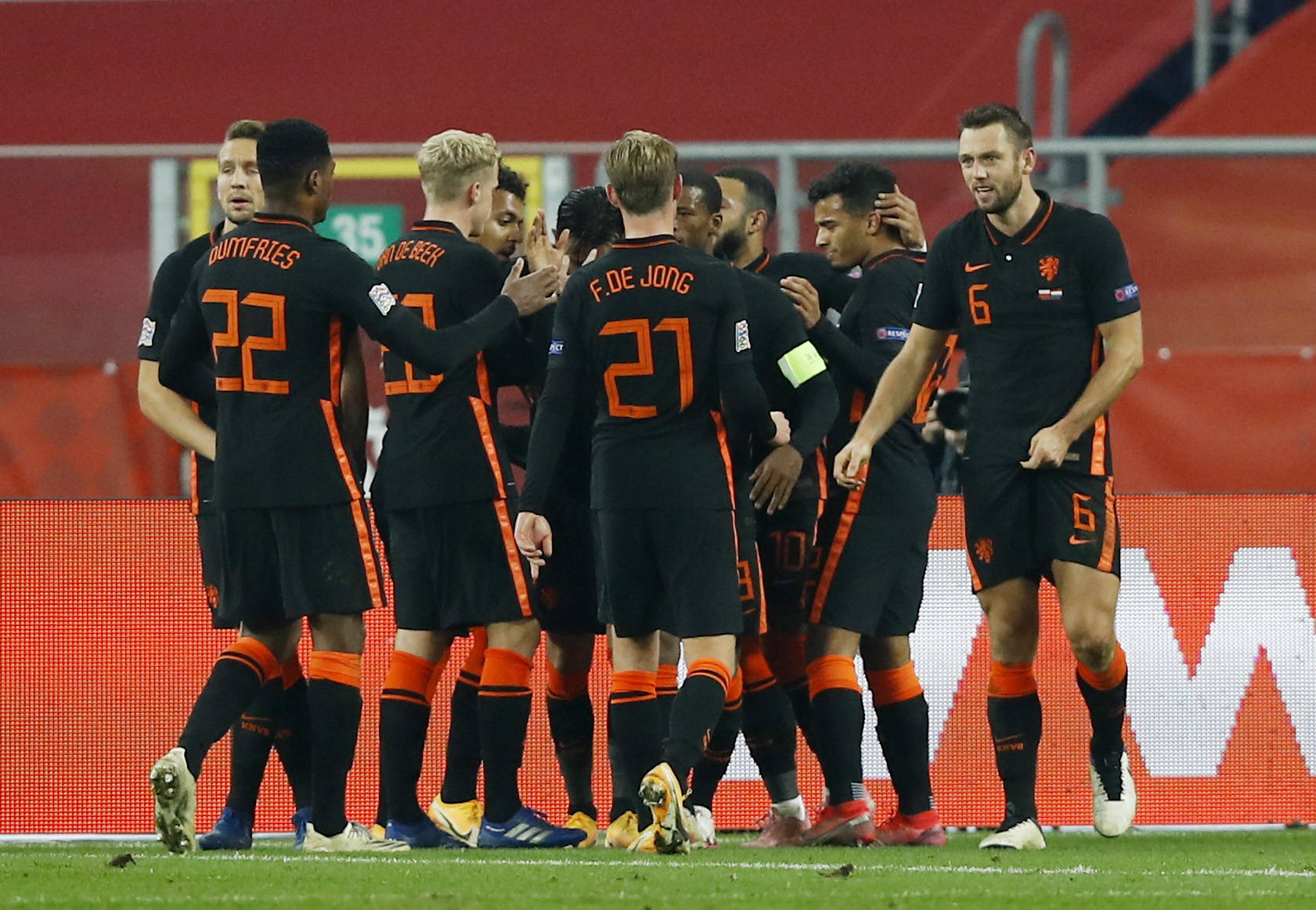 爱游戏APP-包含荷兰逆转波兰，加维惊艳四座的词条